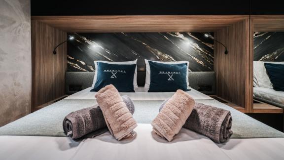 Elegante Kabine auf der Seabarit Lx mit Leselampen und stilvollem Interieur.