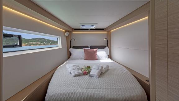 Die Libra bei Athen bietet eine helle Kabine mit Doppelbett und Fenster zum Wasser.