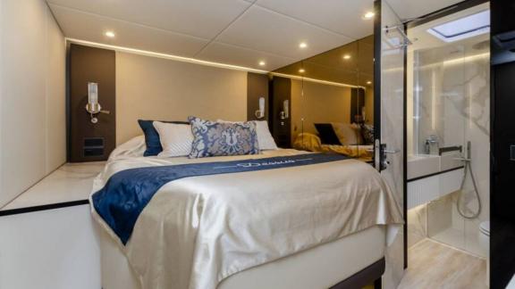 Die Kabine des Dessus Katamarans bei Kastela bietet Privatsphäre und Komfort.