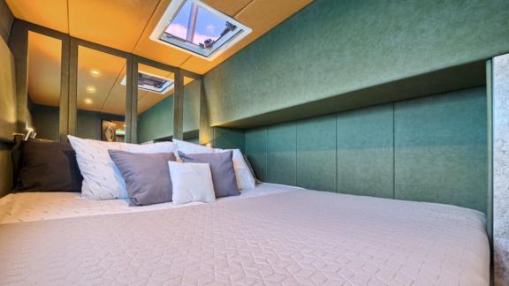 Уютная каюта на борту Luna 49 Gold оснащена большой кроватью, мягкой отделкой и потолочным окном.