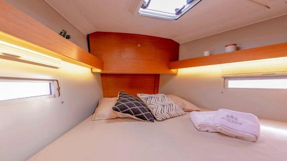 The double cabin of Joy 5 offers a warm and inviting atmosphere for a comfortable sleep.