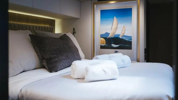 В каюте катамарана Sunreef 50 в Кастеле уютная атмосфера, мягкое освещение и картина на стене.