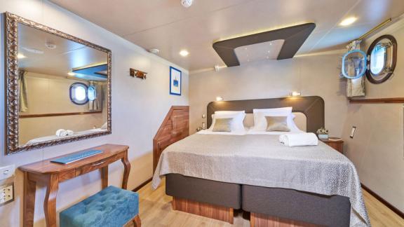 Casablanca motoryat kabinleri doğal ışık ve konforlu yataklarla öne çıkar.