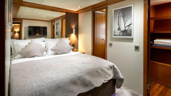 Split çıkışlı CMB Yachts 114ft San Limi’de şık ve huzurlu bir çift kişilik kabin sizi bekliyor.