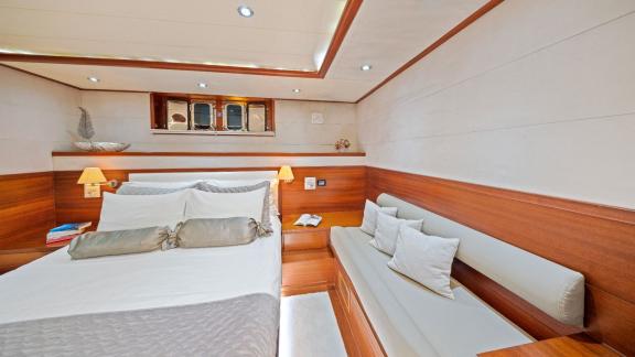 Großes Bett und bequeme Sitzecke machen diese Kabine ideal für erholsame Momente auf der Alessandro 1.