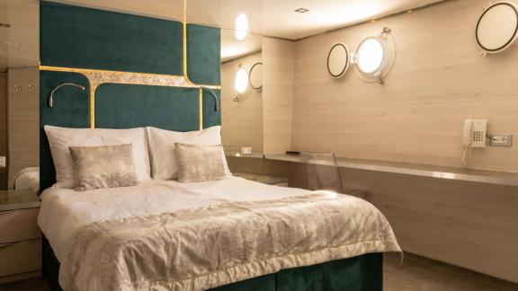 Die Kabine der Motoryacht Yolo vereint Stil und höchsten Komfort.