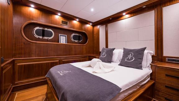 Holzverkleidung und Lichtdesign sorgen für eine stilvolle, gemütliche Atmosphäre.