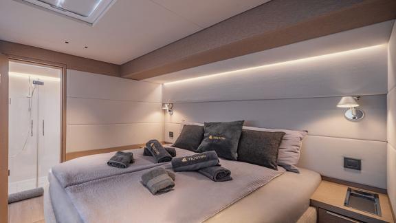 TriWing Endor’s double cabin features a bright layout and private bathroom for a relaxing experience.