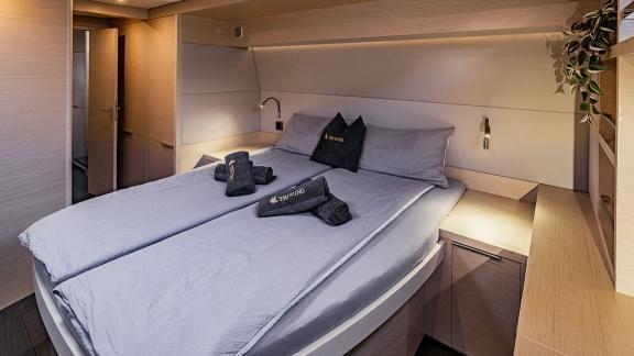 Die Lagoon 55 TriWing Carida bietet ein gemütliches Schlafzimmer mit stilvollen Akzenten.