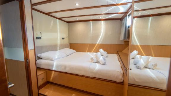 В Бодруме аренда гулета Giulia каюта с большой кроватью и шкафом для хранения.