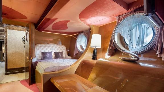 Thunder yatının yatak odası, benzersiz tasarımı ve zarif detaylarıyla göz alıcı bir alan sunuyor.