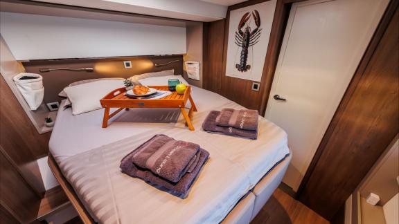 Die Gästekabine der Ocean Lounge bietet warme Holztöne und Komfort.