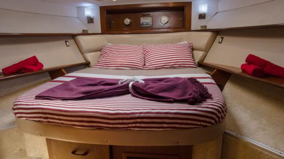 Das komfortable Schlafzimmer der Motoryacht Uranos sorgt für einen erholsamen Schlaf.