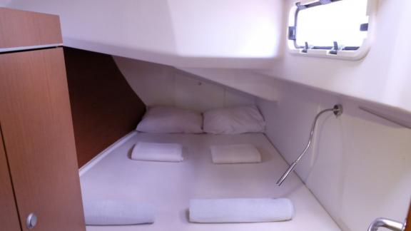 Fox yelkenli yatın çift kişilik kabini, zarif detaylarla donatılmış rahat bir uyku alanı sağlar.