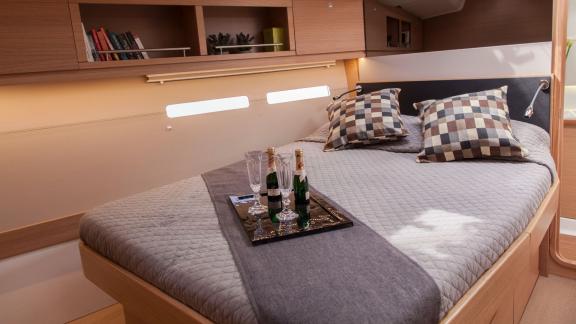 Die Kabine der Yacht Drunken Sailor bietet eine luxuriöse und gemütliche Atmosphäre mit Wein auf dem Bett.