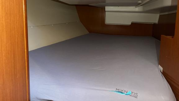 The double cabin of the sailing yacht Çakıl offers a simple and comfortable sleeping area.