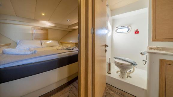 Уютная двухместная каюта яхты Okeanos в Афинах, предлагает идеальное пространство для спокойного парусного отдыха.