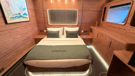 Аренда яхты Oguz Marin в Бодруме с картинами и деревом в каютах обеспечит 12 гостям лучший люкс отдых на море в Турции.