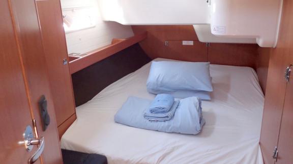 The comfortable double cabin of the sailing yacht Nanna offers a large bed and a relaxing space