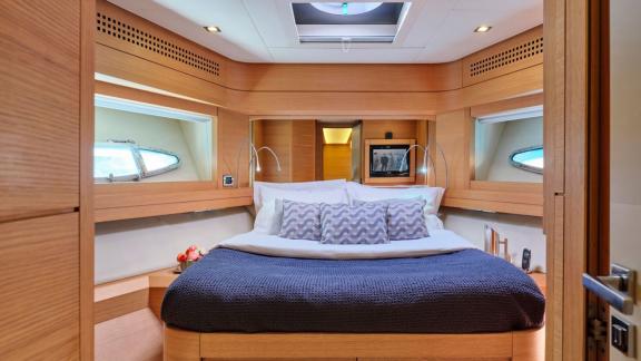 Das komfortable Schlafzimmer auf der Yacht For Ever besticht durch elegantes Dekor und natürliches Licht.