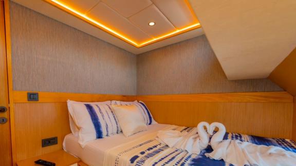 Die Kabine der Trawler-Yacht Kaan Bey 2 ist mit einem bequemen Bett und stilvollen Details ausgestattet.