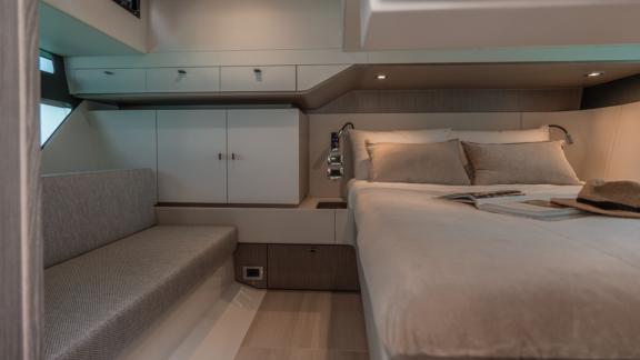 Die innere Kabine auf der Motoryacht Endless Summer bietet ein bequemes Bett und Stauraum.