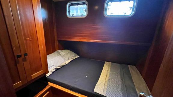 The double cabin of Gulet Ahmet Ertürk offers a cozy sleep with its compact design and windows.