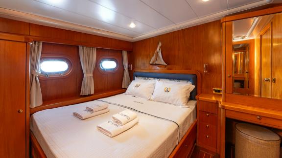 The cabin of Mein Schatz features sea-view windows and elegant details, perfect for a weekly gulet charter in Bodrum.