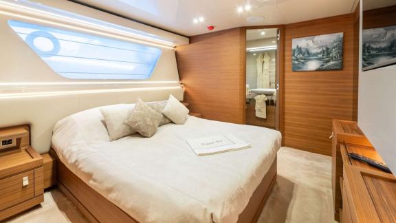 В VIP-каюте яхты Ferretti Navetta 28 установлена большая кровать и отдельная ванная комната.