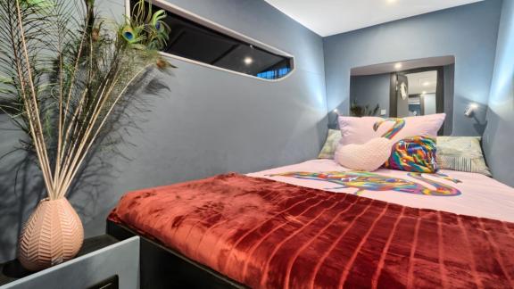 Luna 49 Red’in misafir kabini özgün dekor, dar pencere ve yumuşak aydınlatmayla şık ve konforlu bir ortam sunar.