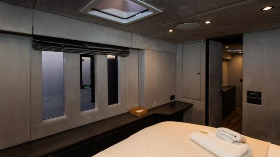 This Sunreef 60 Mr. Si cabin features minimalist design, large windows and a peaceful, relaxing ambiance.