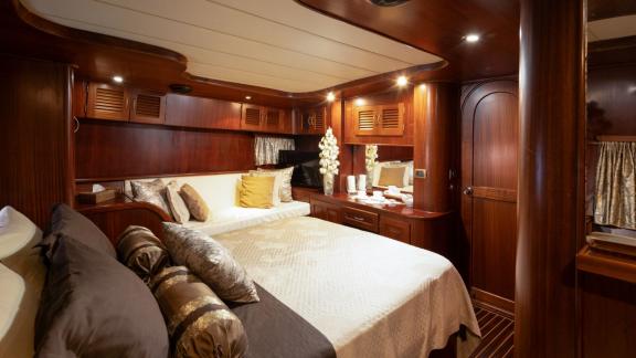 Weiche Stoffe, warme Holztöne und ein bequemes Bett sorgen für entspannte Nächte an Bord.
