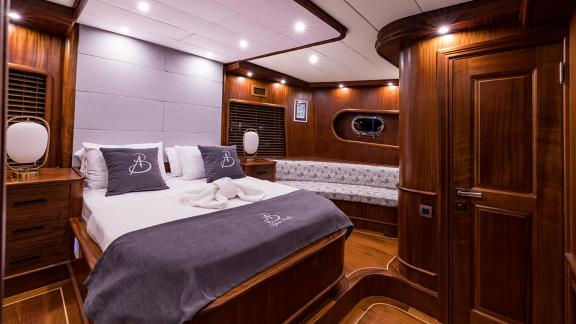 Großes Bett, stilvolle Schränke und Fenster schaffen ein gemütliches Ambiente.