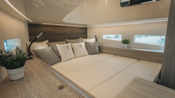 Luxuriöser Schlafkomfort auf der Origami für Mallorca Yachtcharter.