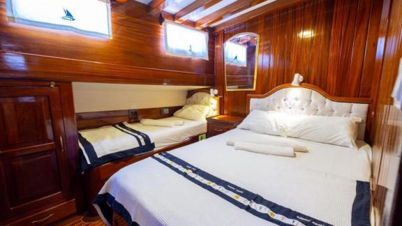 Triple cabin of Gulet Cemre Junior with one double and one single bed.