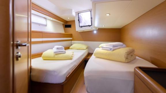 The twin guest cabin on Whyknot yacht features comfortable beds and modern amenities.