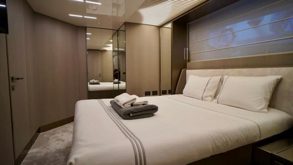 На Ferretti 850 Shero в Мармарисе уютная каюта с большой кроватью.