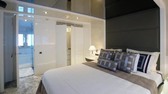 Die stilvolle Kabine der Rem in Göcek verfügt über ein eigenes Bad und elegante Einrichtung.