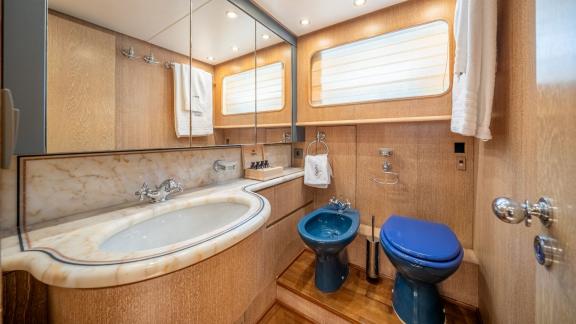 Das Badezimmer der Yacht Opera besticht durch elegantes Design und moderne Annehmlichkeiten.