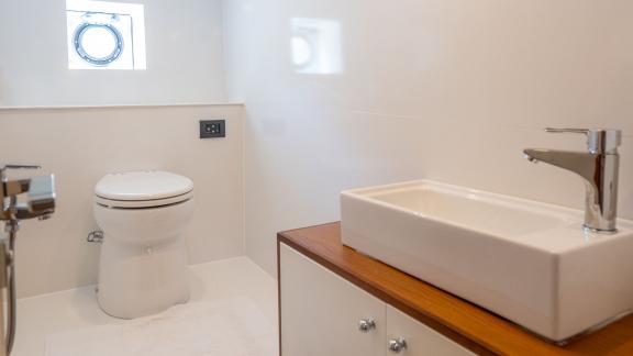 В ванной на моторах Gottiri в Фетхие находится современная раковина и туалет.