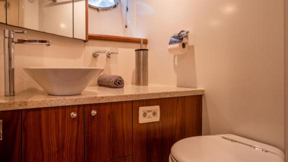 Eleganter WC- und Waschbereich mit Holzdetails auf der Motoryacht Shadow bei Ibiza.