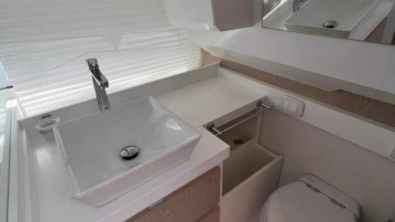 Ibiza açıklarında konumlanan Martone motoryatın içindeki modern lavabo ve tuvalet bölümü.