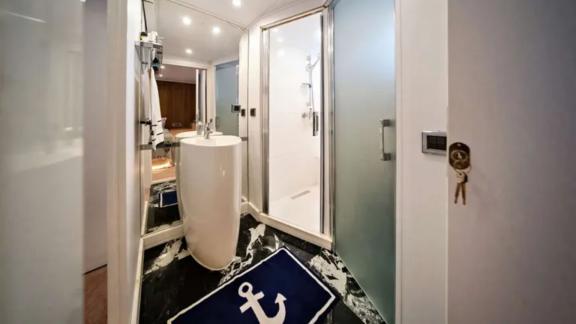 Modernes Badezimmer mit Glasdusche und eleganten Armaturen auf der Motoryacht S4 in Bodrum