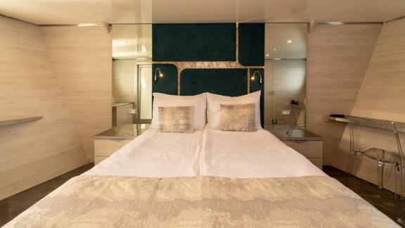 Die Motoryacht Yolo bietet hier modernes Design und angenehmen Komfort.