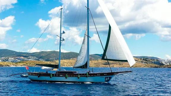 Erleben Sie das Segeln auf der Gulet A Eser und entdecken Sie die atemberaubende Küste von Bodrum.