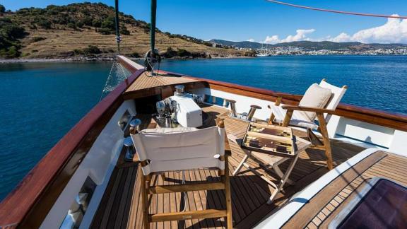 Genießen Sie entspannte Momente an Deck der Gulet A Eser mit herrlichem Blick auf Bodrum.