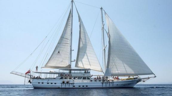 Die Aegean Clipper, eine luxuriöse 11 Kabinen Gulet in Bodrum, segelt majestätisch auf dem Meer.