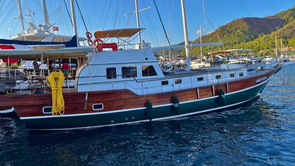 Der Gulet Ahmet Ertürk im Hafen mit Holzrumpf und breitem Deck, Seitenansicht.