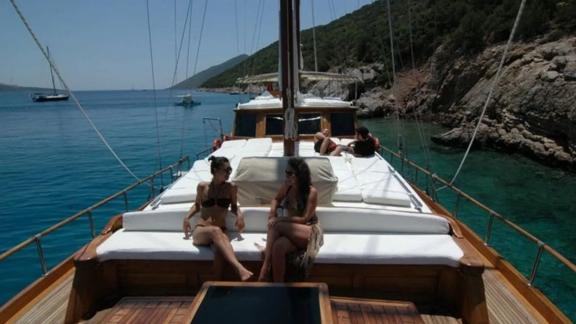 Guests enjoying the sun and relaxing on the deck of Gulet Ali Aga 1 off the coast of Göcek.