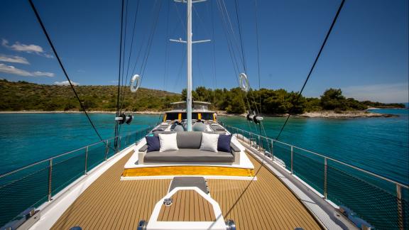 Vom Bugdeck der Gulet Andeo in einer türkisfarbenen Bucht sieht man Küste und Meer.